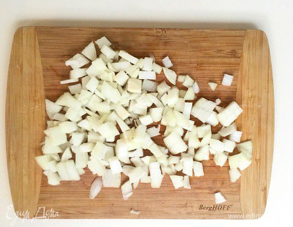 Тем временем нарезать лук.