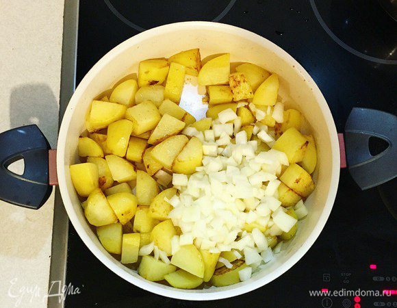 Когда картофель обжарится, добавить к нему лук, готовить еще 10 мин.