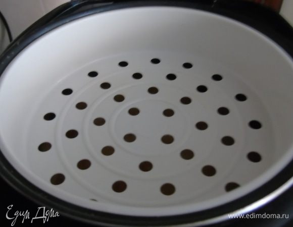 В мультиварку наливаем молоко и накрываем посудой для приготовления на пару, она не даст молоку убежать. Включаем режим «тушение» на 6 часов. Первые 30 минут нужно обязательно следить за молоком, примерно каждые пять минут открывать крышку, чтоб молоко осело. Как только оно закипит, уже не нужно будет смотреть.