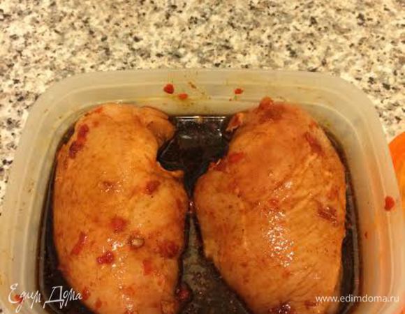 Маринад: куриные грудки натереть (гарам масалой, аджикой и чикен-тиккой) залить соевым соусом и соком лимона. Поставить в холодильник минимум на час.