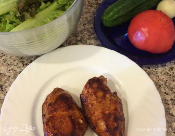 Куриные грудки обжарить до готовности, переложить на терелку, накрыть фольгой и дать постоять 10 минут.