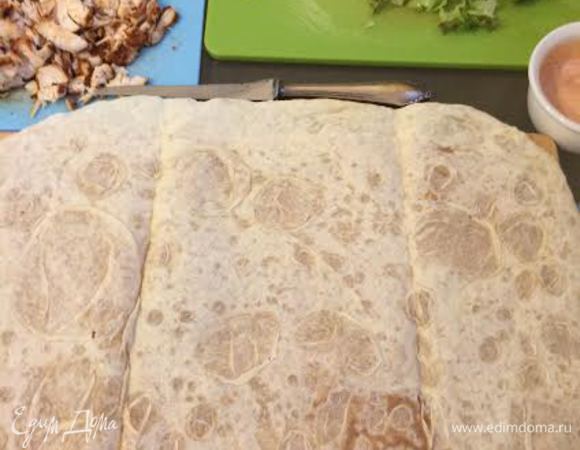 В миске смешать кетчуп, майонез и орегано. Лаваш  слегка смазать соусом. Овощи  и куриное филе порезать не очень мелко.