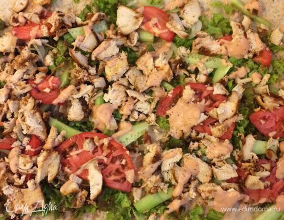 Выложить на лаваш: салат, лук, помидор, огурец и курицу. Полить остатками соуса и посыпать перцем.