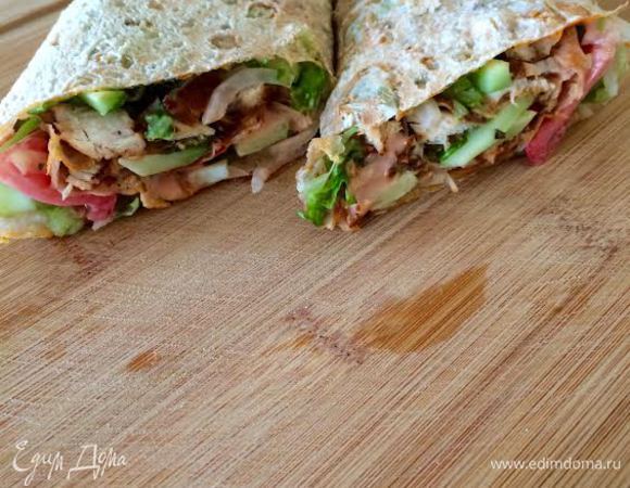 Аккуратно свернуть в рулет. Разрезать на 2 части, выложить шаурму на сковороду гриль и слегка обжарить с двух сторон. Приятного аппетита!