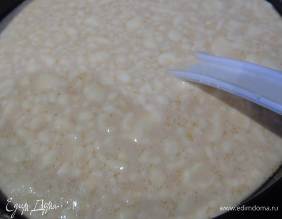 Вмешиваем сметану и хорошенько размешиваем. Если у вас будет пенка, то ее аккуратно отодвигаем, вмешиваем сметану и возвращаем пенку на место. Оставляем на 6-8 часов, я оставила на ночь.