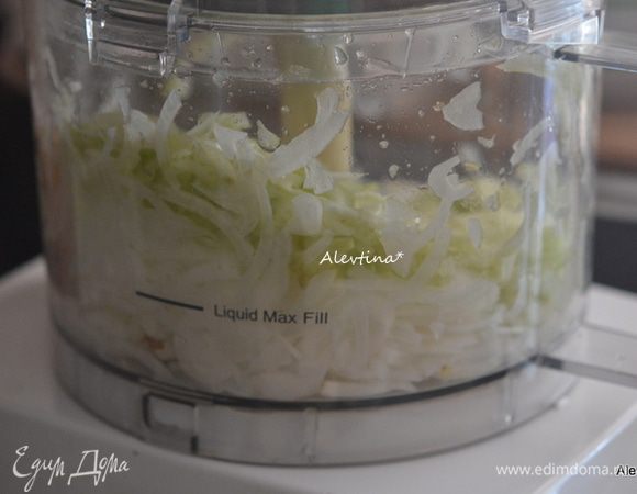 Лук (крупная головка) очистить и нарезать тонко, затем черешки сельдерея.
Свеклу 2 шт. небольшого размера очистить и нарезать кубиками.
Отварить яйца в соленой воде. 