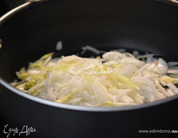 Разогреть масло, добавить лук и сельдерей. Посыпать сахаром и готовить помешивая 5-7 мин.
