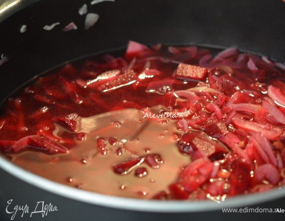 Добавить свеклу, уксус, бельон. Довести до кипения. Убавить огонь. Закрыть крышкой и готовить 45 мин.