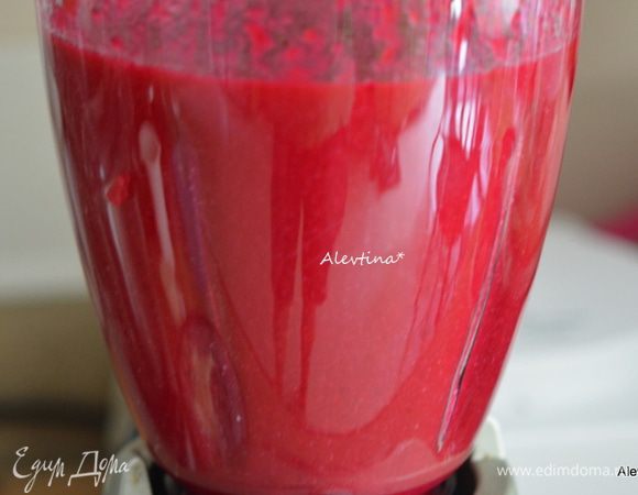 Дать остыть. Посолить и поперчить по вкусу. Взбить в блендере. Остудить и поставить в холодильник на несколько часов.