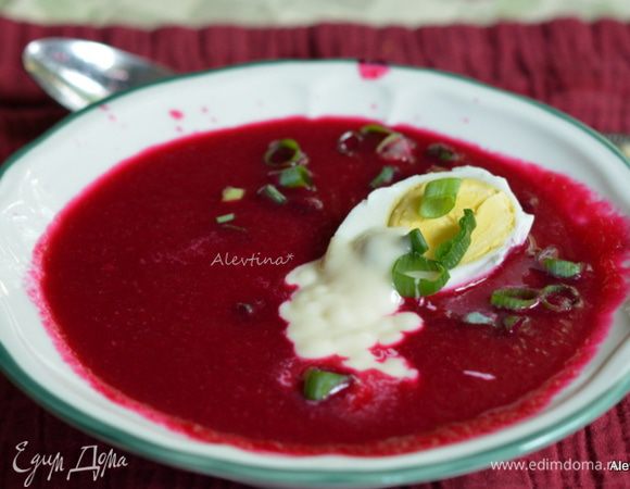 Разбавить суп ледяной водой. Яйца очистить, нарезать на половинки. Подаем с хреном на сливках или со сметаной. Посыпать зеленью и зеленым луком. Приятного аппетита!