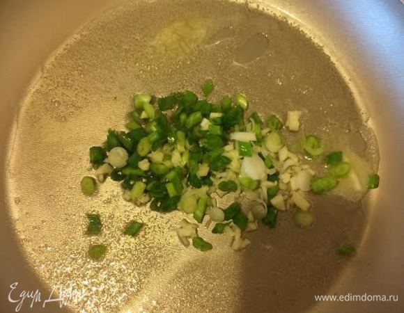 В сковороду налить масло, добавить сливочное масло, зеленый лук, чеснок и потушить 2 — 3 минуты.