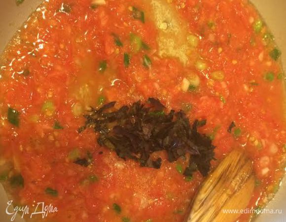 Добавить помидоры, зелень и тушить пару минут.