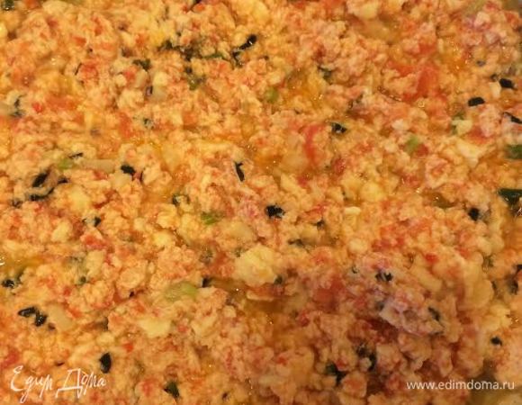 Добавить яйца, соль, перец и быстро перемешать.