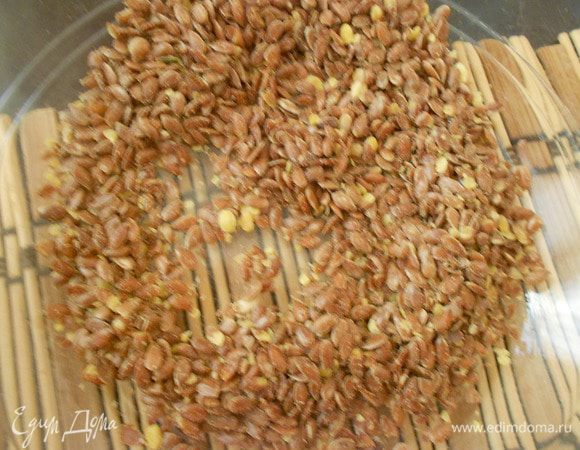 В измельчитель положить 1 столовую ложку семян льна и измельчить.