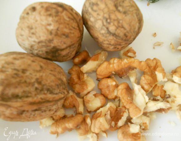 К размолотым семенам льна добавить очищенные грецкие орехи. Измельчить орехи вместе с семенами льна.
На фото показала, какие грецкие орехи, когда целые. Так что вначале чистим, а затем добавляем в измельчитель.