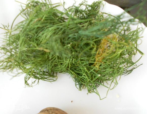 Зелень как можно мельче порубить ножом. 
Очистить чеснок и мелко нарезать ножом.