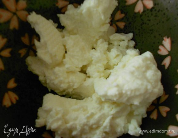 В измельчитель добавить остальные ингредиенты: творог, оливковое масло, соль, перец, зелень, чеснок. Тщательно все продукты вместе измельчить.