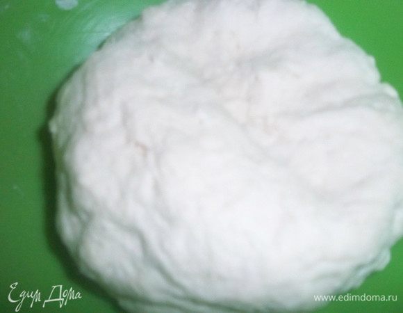 Капусту  нашинковать, посолить, обжарить на раст. масле, добавить муку, соль, воду. Замесить тесто и дать ему немного постоять. Разделить тесто на равные части. Очень тонко раскатать, положить на противень и обильно смазать раст. маслом, сверху выложить немного капусты. Снова лист теста обильно смазать маслом. Делать так, пока не закончатся все ингредиенты.  Свернуть и закрутить рулет по спирали, выпекать при 180°С в течение 25 — 30 минут.