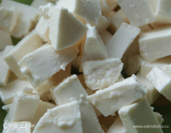 Сыр фета нарезать кубиками.