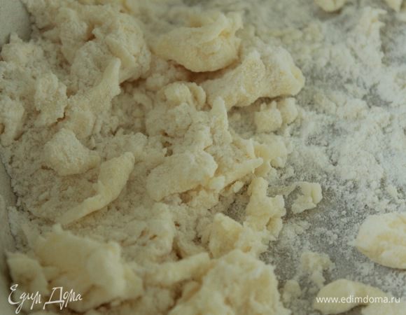 Холодное масло натереть на терке, обваливая в муке, чтобы не слиплось, добавить муку и растереть до состояния крошки. Добавить тертый пармезан.