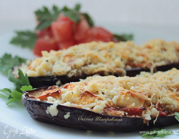 Запекать баклажаны в духовке при 180°С около 15 минут до состояния золотистой корочки.