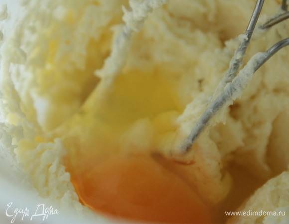 Приготовить песочную основу: взбить мягкое сливочное масло и сахарную пудру. Добавить слегка взбитый желток, перемешать. Добавить щепотку соли, муку и замесить тесто.