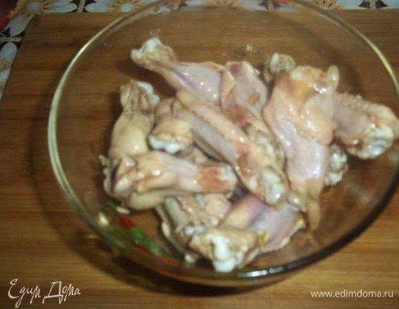 Замаринуем крылья на 20 — 30 минут. 