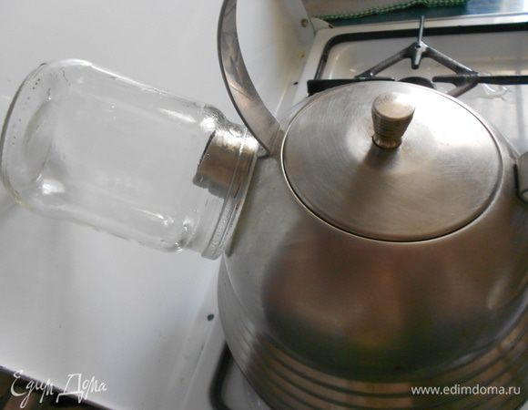 Полулитровые баночки или любые другие, подходящие по размеру, помыть пищевой содой. Проверьте, горлышко баночек должно быть без повреждений (сколов стекла). Чистые банки стерилизовать на кипящем чайнике, как показано на фотографии. Аккуратно снять банки прихваткой, так как они горячие!