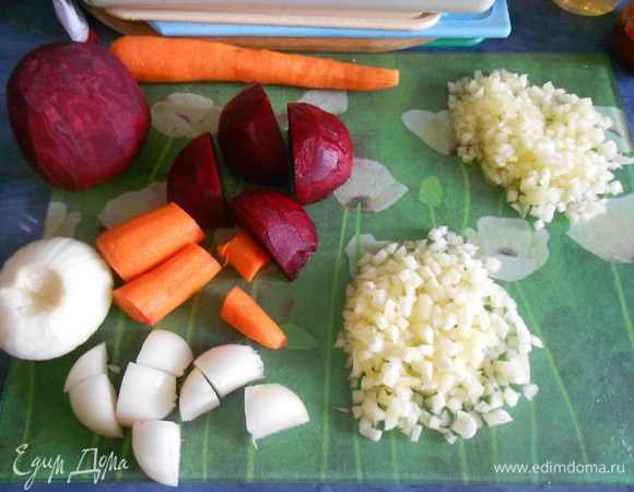 Помыть и очистить овощи. Нарезать крупно, как показано на фотографии. 