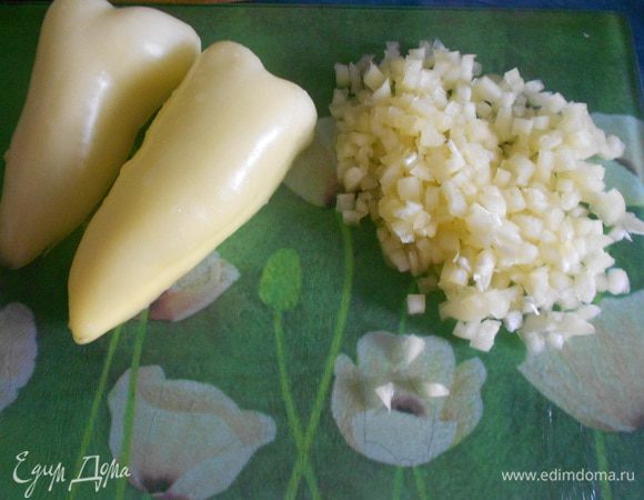 Перец помыть, очистить и нарезать мелким кубиком.