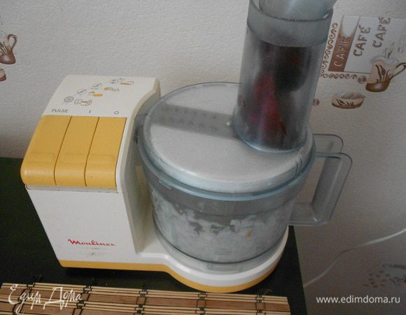 Кладем овощи в комбайн и измельчаем (насадка терка), лук измельчить насадкой нож. Для тех, у кого нет комбайна, морковь и свеклу необходимо потереть на крупной терке. Лук нарезать мелко ножом.