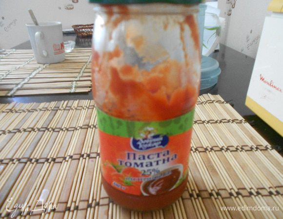 В сковороду к овощам добавить 2 ст. л. томатной пасты, 150 мл горячей кипяченой воды. Тщательно размешать для равномерного распределения томатной пасты. Тушить еще 2 минуты на медленном огне.