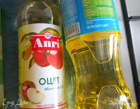 В сковороду к овощам добавить 50 мл яблочного уксуса, тщательно размешать. Тушить овощи еще 2 минуты.