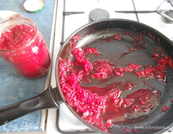 Накладываю в банку (стерилизованную над паром) готовую борщевую заправку.