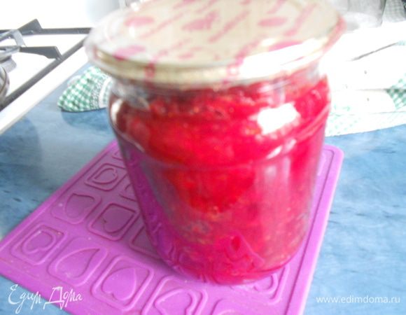 Укупориваю банку крышкой с помощью закаточного ключа. Борщевая заправка готова. Приятного аппетита. Внимание! Для одной полулитровой банки и сковороды диаметром 24 см я использовала: 1 свеклу, 1 морковь, 1 луковицу, 1 сладкий перец, 2 ст. л. томатной пасты. Ингредиенты в рецепте на 2 банки.