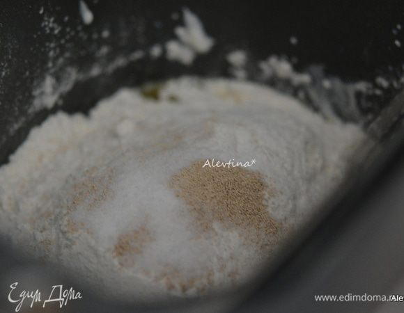 Тесто делаем вручную или в хлебопечке.
Закладываем в хлебопечку, как сказано в вашей инструкции. Сначала растопленное сливочное масло, теплое молоко, яйцо комнатной температуры, йогурт не сладкий. Затем сухие продукты: мука 2 1/2 стакана, сахар, соль и активные сухие дрожжи.
Режим тесто. Время примерно 1,5 часа.