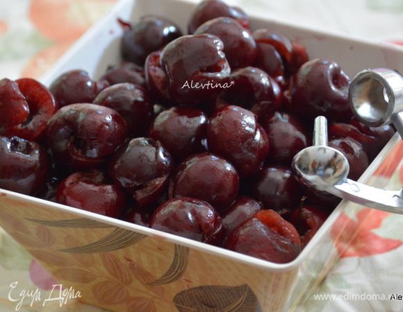 Вишню или черешню очистить от косточек.