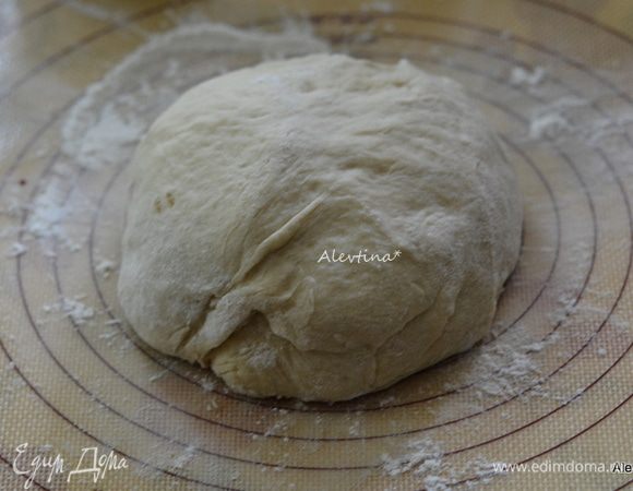 Припылить рабочую поверхность мукой, у меня ушло примерно 1/2 стак. Достать тесто из хлебопечки. Обмять с мукой.