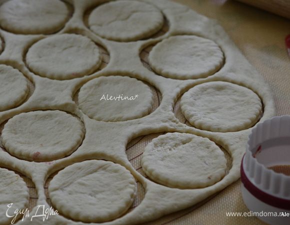 Тесто раскатать в толстый пласт. Вырезать круги.