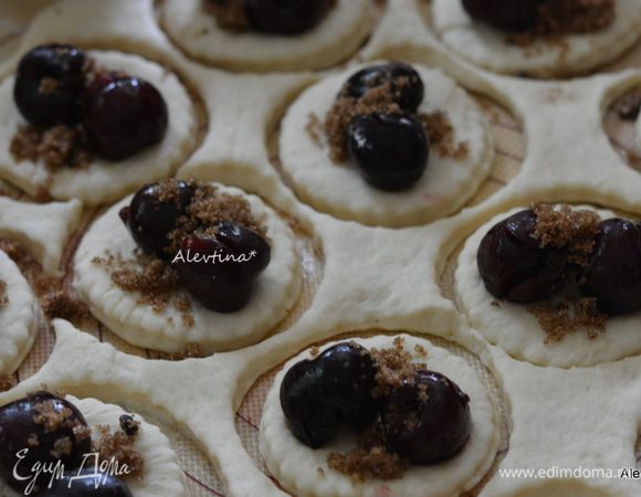 На каждый круг выложить крупные ягоды по 2 шт., мелкие по 4 шт., а также по 1-2 ч. л. сахара коричневого.
Защипывать тесто, как на вареники.