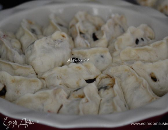 Формы у меня получились 2, одна на 23 см, другая маленькая порционная, на 5-6 шт. Смазать маслом дно, выстелить бумагу для выпечки, вновь смазать маслом.
Выкладывать тесто с вишней в форму. Поставить на 30 минут. Смазать сливками тесто сверху.