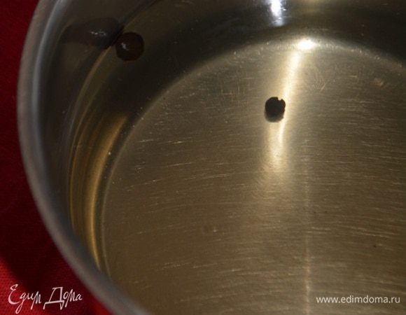 Варим сироп: в кастрюлю налить воду, всыпать сахар и душистый перец. Довести до кипения и варить 10 минут. Остудить полностью. Перец извлечь.