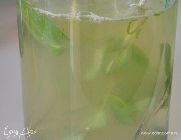 В кувшин вылить сок, положить цедру лайма, веточки зеленого базилика и залить сиропом. Убрать в холодильник настаиваться на 3 часа.