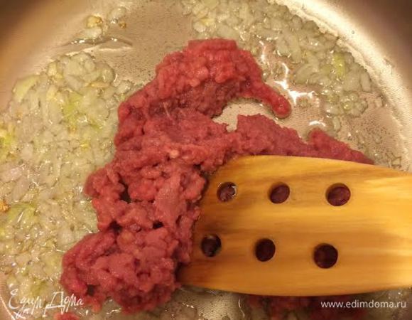 Лук мелко порезать и потушить до золотистого цвета. Добавить фарш, накрыть крышкой и тушить до готовности.
