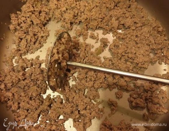 Готовый фарш размять.