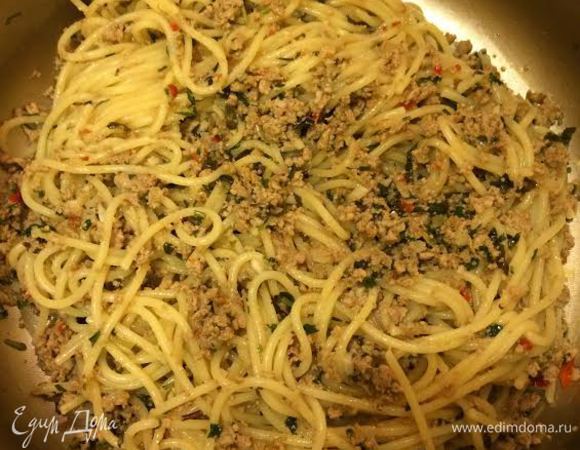 Добавить макароны, соль, перец и перемешать.