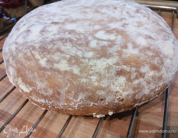 Выпекать в заранее разогретой до 210°C духовке около 45 минут с паром. Остудить на решетке. 