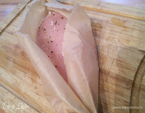 Куриное филе можно обжарить на масле, а также запечь в духовке. Я его помыла, обсушила, посолила, поперчила. Сделала карманчик из пергамента и запекала в духовке при 180°С около 35 мин. Я делала 1 порцию салата. 