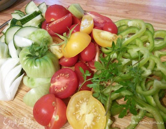 Помидоры желательно использовать разных сортов и цветов. Сейчас как раз сезон, и возможности не ограничены. Симпатично смотрятся даже бурые помидоры. Их нарезать в зависимости от размера на половинки, четвертинки и кружки. Лук очистить и мелко порубить. Оба вида перцев также нарезать, из перца чили извлечь семена и перепонки, регулировать остроту по своему вкусу. Я добавила в салат огурец. 