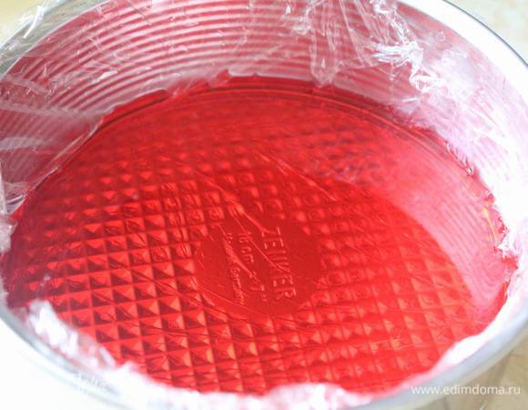 Первым делом готовим 250 мл желе. Я решила не усложнять процесс и взяла готовое. Форму разъемную внутри застилаем пищевой пленкой и остуженное отправляем в морозилку. Чтоб замерзло, часа на 4 — 6.